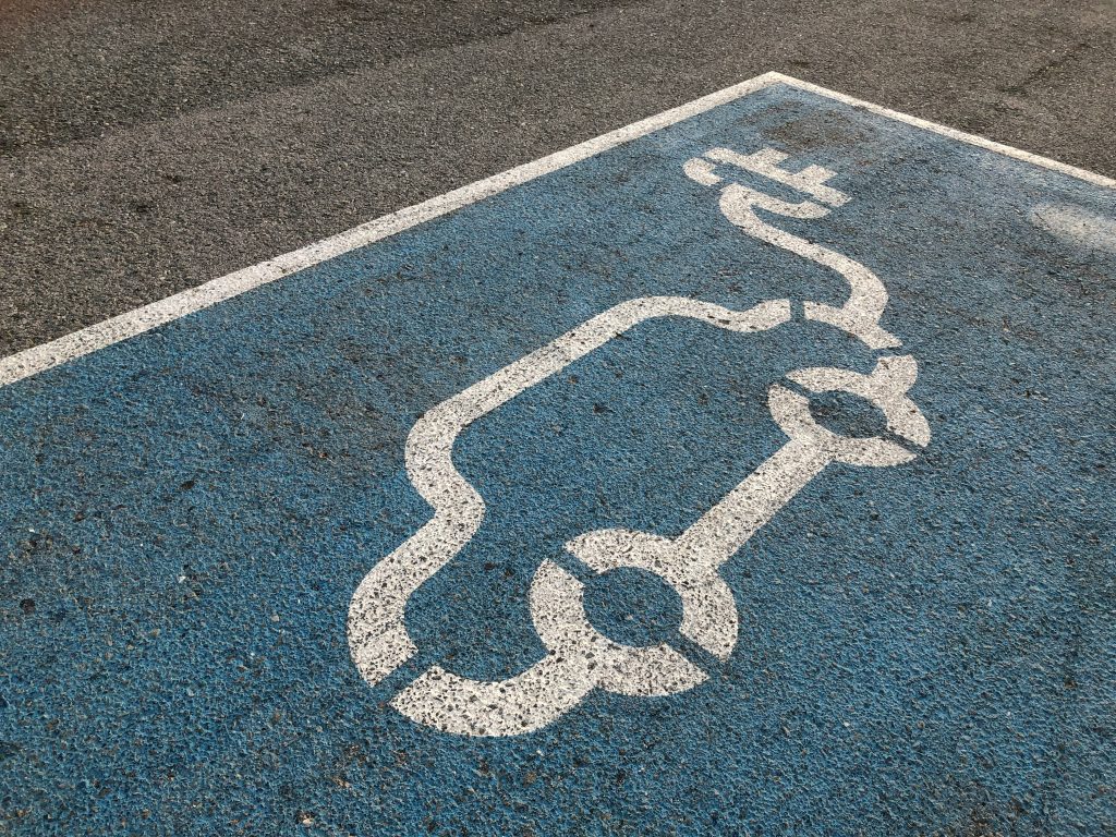 Bornes de chargement électrique et accessibilité que dit la loi pour les ERP